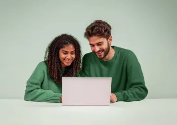 deux étudiants regardant la FAQ