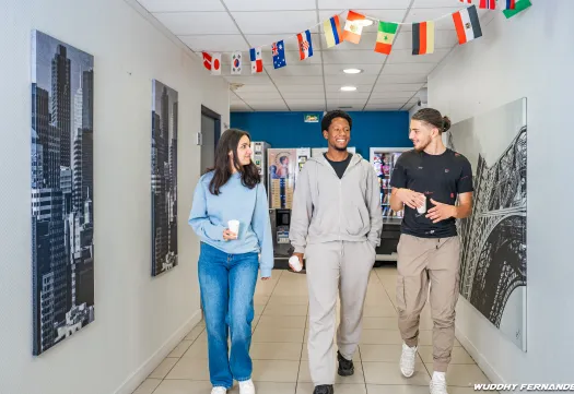 3 étudiants dans les couloirs d’une école