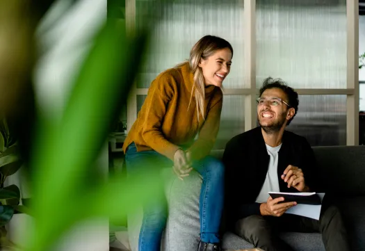 Deux collaborateurs en reconversion échangent en souriant