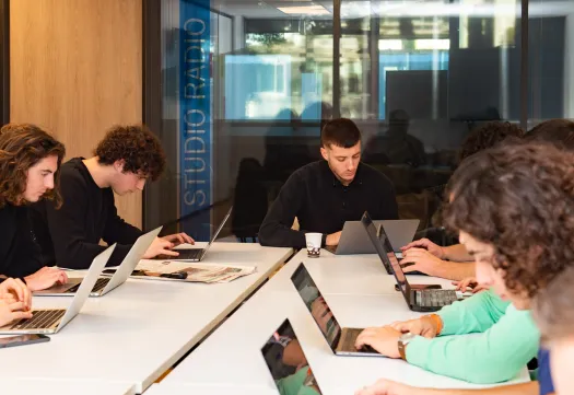 des étudiants en Bachelor travaillant sur leur ordinateur
