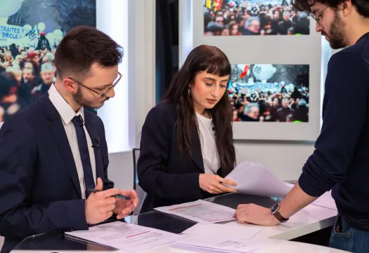 3 étudiants travaillant sur un plateau TV