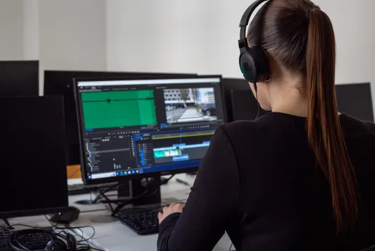 étudiante réalisant le montage vidéo d’un reportage