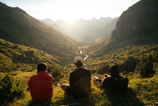 un groupe d’amis observe la nature