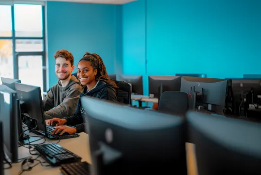 Deux étudiants en cours d’informatique