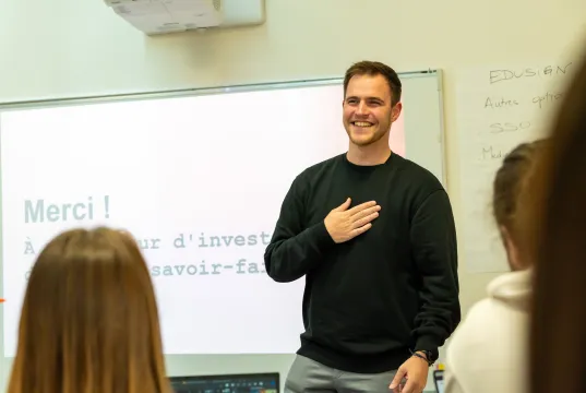 Un étudiant remerciant de l’écoute de sa présentation