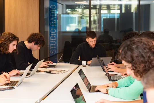 des étudiants en Bachelor travaillant sur leur ordinateur