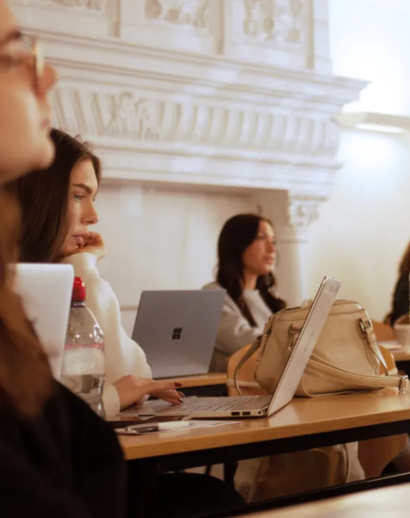 des étudiantes en cours de marketing
