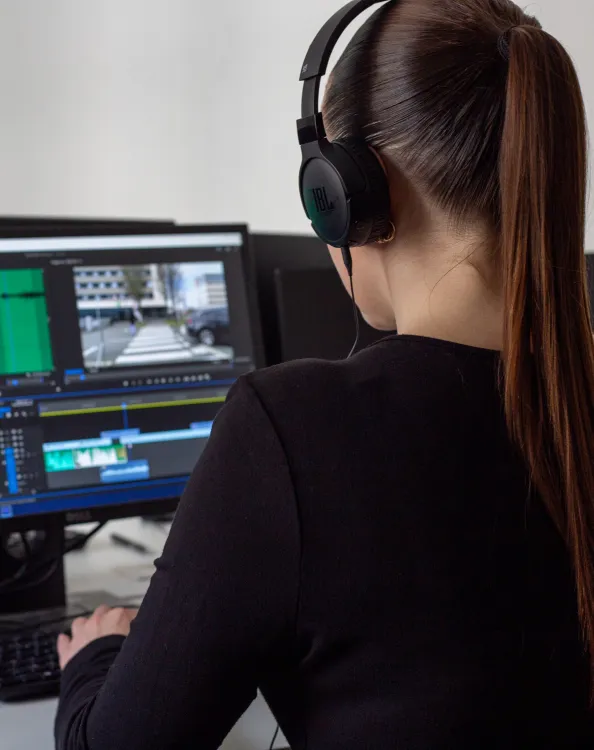 étudiante réalisant le montage vidéo d’un reportage