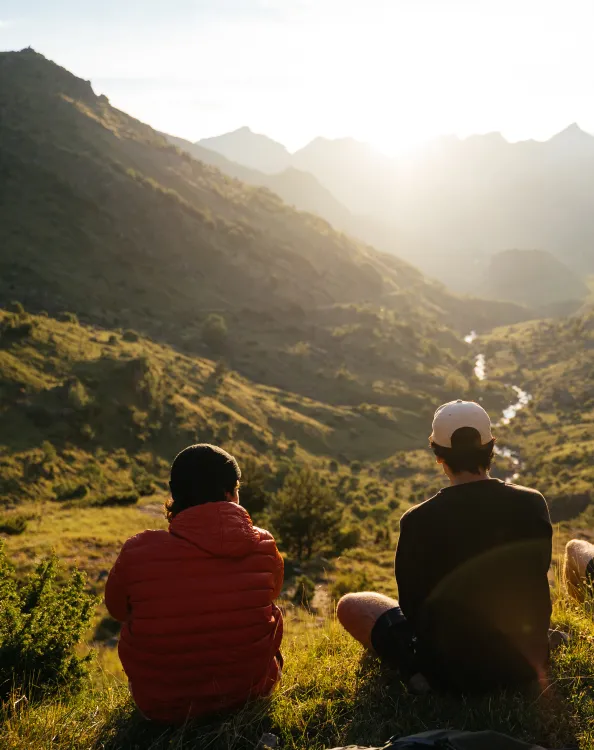 un groupe d’amis observe la nature