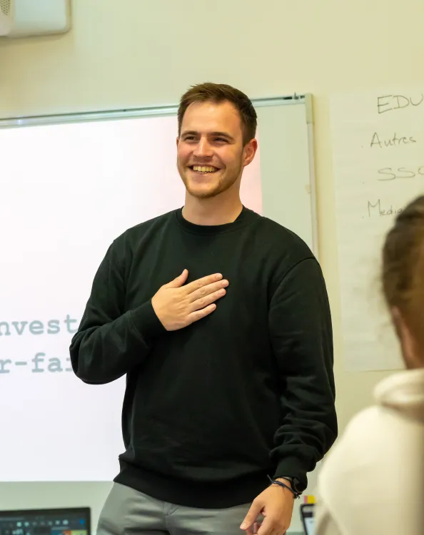 Un étudiant remerciant de l’écoute de sa présentation