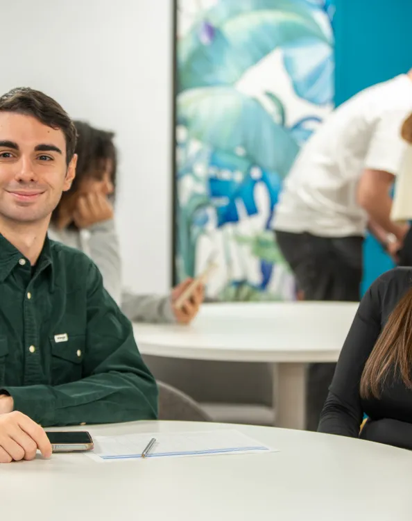 Deux étudiants assis à une table 