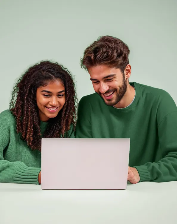 deux étudiants regardant la FAQ