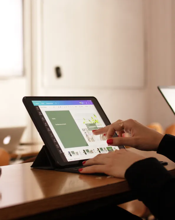 Une stagiaire travaillant sur canva