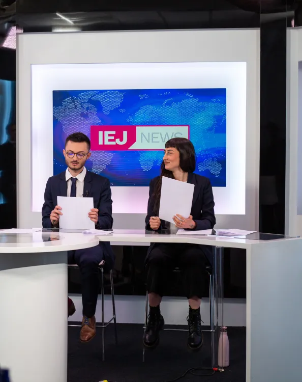 des étudiants travaillant sur un plateau TV