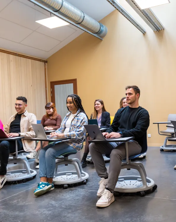 des étudiants en cours de marketing