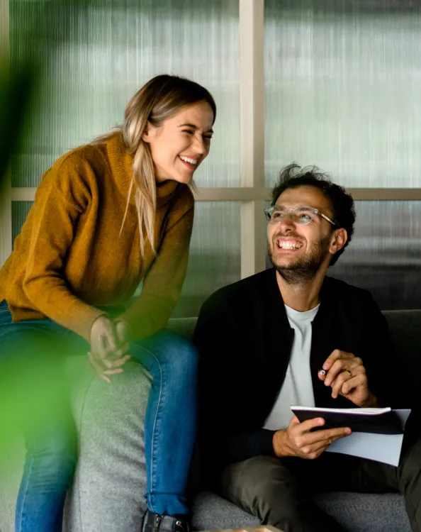 2 collaborateurs échangent sur un projet d’études