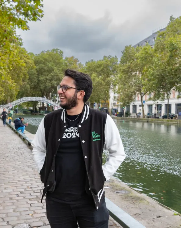 Deux étudiants mss marchant près du canal saint martin