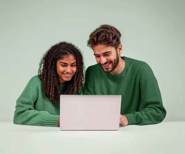 deux étudiants regardant la FAQ