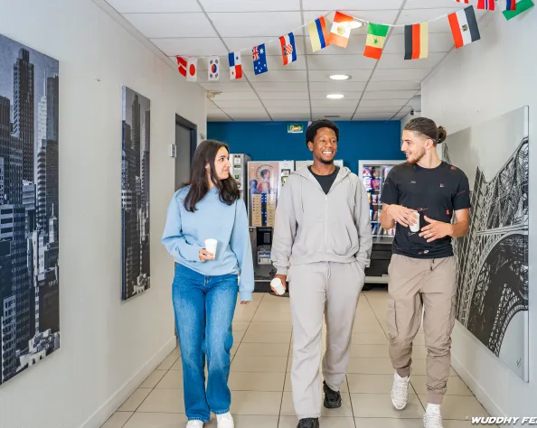 3 étudiants dans les couloirs d’une école