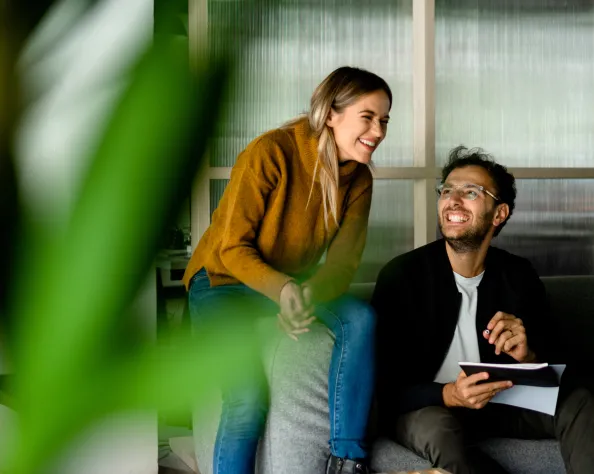 Deux collaborateurs en reconversion échangent en souriant