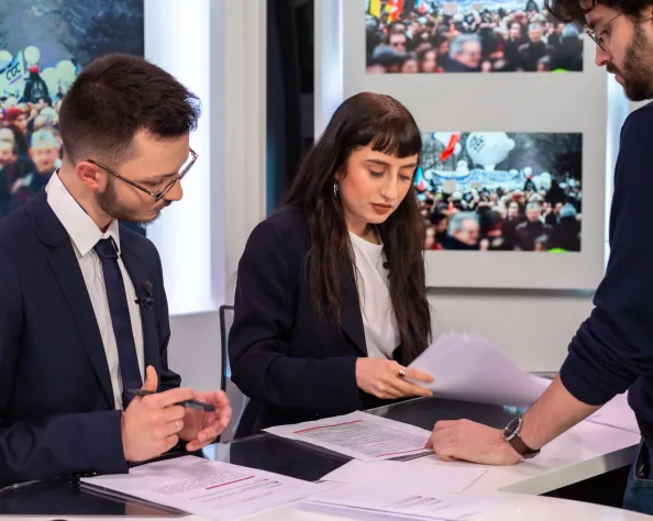 3 étudiants travaillant sur un plateau TV